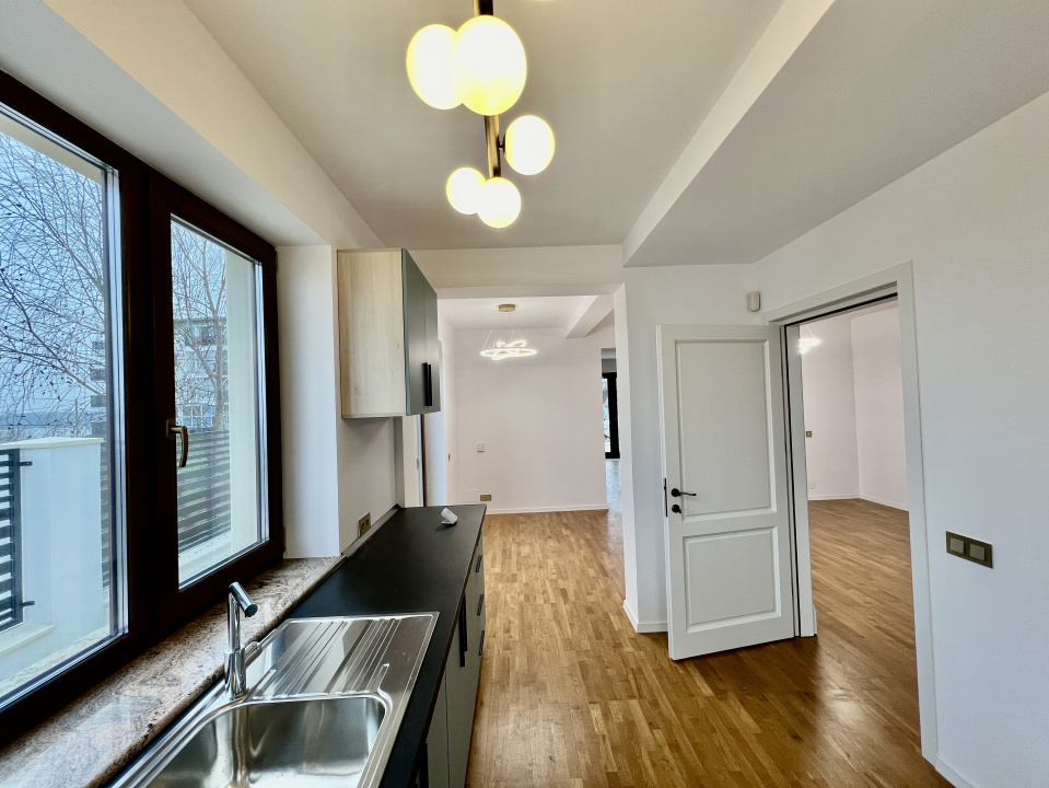 Vilă cu Arhitectură Moderna - Vedere la Lac