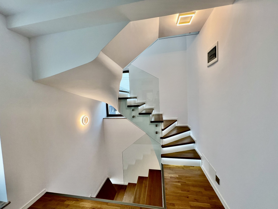 Vilă cu Arhitectură Moderna - Vedere la Lac