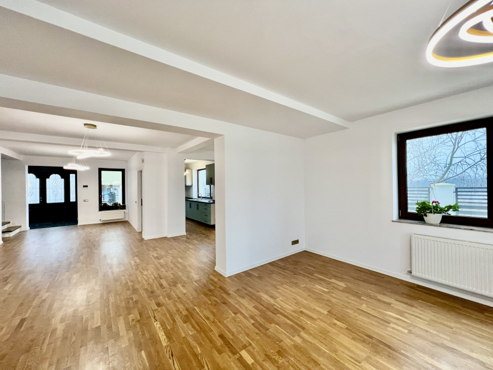 Vilă cu Arhitectură Moderna - Vedere la Lac